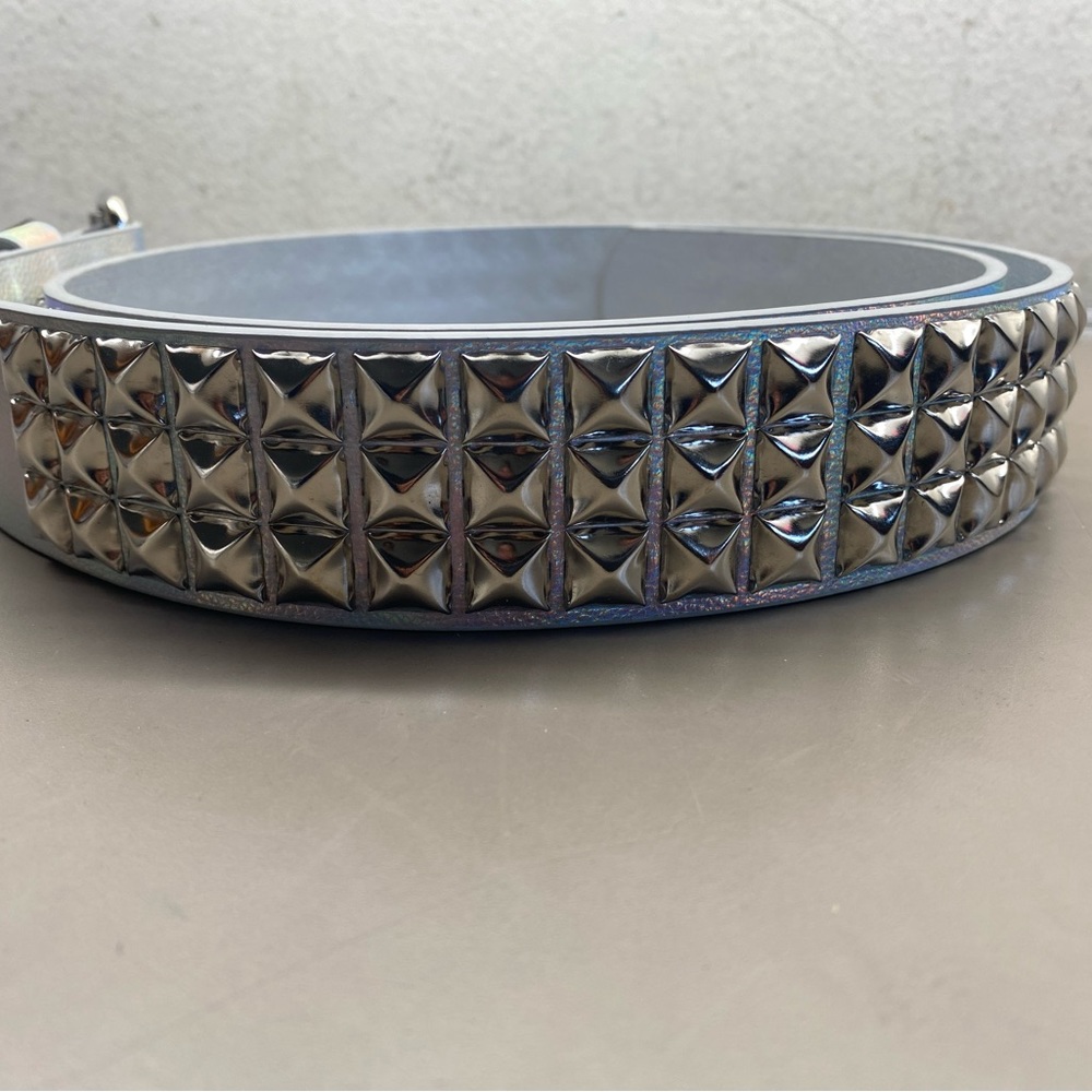 New Unisex Hot Topic Holographic a Silver Pyramid Studded Rocker Biker Belt.